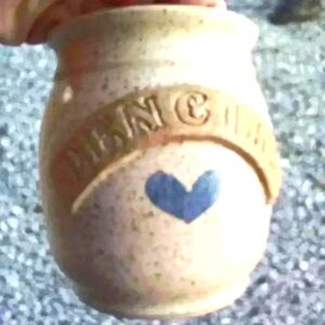 Vtg pottery pencil holder cup. Tan blue heart. 1988
